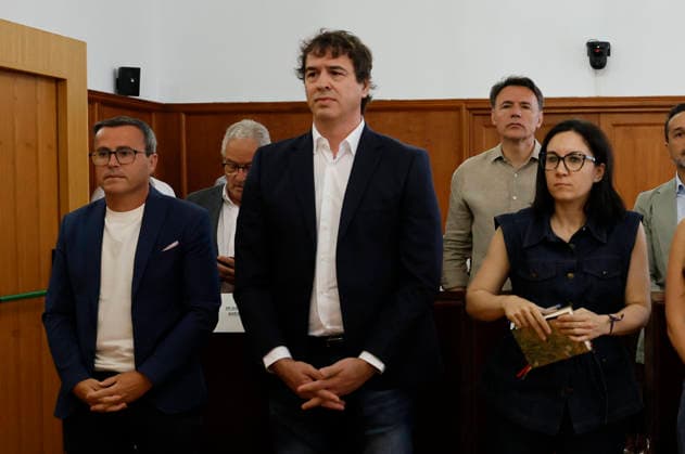 David Sanchez (C), brother of Spanish Prime Minister Pedro Sanchez, and former leader of the Extremadura branch of ruling party PSOE, Miguel Angel Gallardo (L) and former regional Culture s office Elisa Moriano Morales (R) attend to the trial held in the regional Court of Badajoz, Spain on 28 May 2026 in the case of David Sanchez alleged irregular hiring as the head of the performing arts office within the provincial government of Badajoz. Sanchez, who resigned from the post in February face the charges of alleged embezzlement and influence peddling related to his appointment. The brother of Prime Minister David Sanchez face a trial for his allegedly irregular hiring as the head of the performing arts office !ACHTUNG: NUR REDAKTIONELLE NU  Copyright: xBallesterosx GRAF5528 20260528-55020424603_1