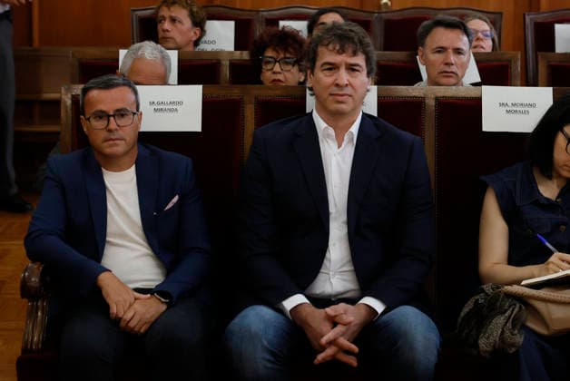 David Sanchez (R), brother of Spanish Prime Minister Pedro Sanchez, and former leader of the Extremadura branch of ruling party PSOE, Miguel Angel Gallardo (L) attend to the trial held in the regional Court of Badajoz, Spain on 28 May 2026 in the case of David Sanchez alleged irregular hiring as the head of the performing arts office within the provincial government of Badajoz. Sanchez, who resigned from the post in February face the charges of alleged embezzlement and influence peddling related to his appointment. The brother of Prime Minister David Sanchez face a trial for his allegedly irregular hiring as the head of the performing arts office !ACHTUNG: NUR REDAKTIONELLE NUTZUNG!  Copyright: xBallesterosx GRAF5534 20260528-55020424615_1