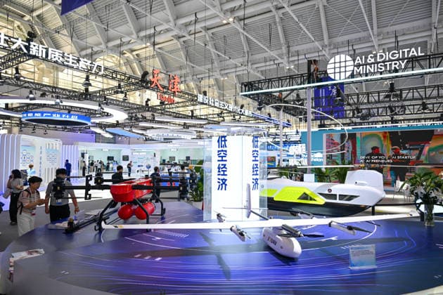 (260528) -- TIANJIN, May 28, 2026 -- People view exhibits related to low-altitude economy at the World Intelligence Expo 2026 in Tianjin, north China, May 28, 2026. Themed Intelligence: Extensive Development Space, Sustainable Growth Driver, the World Intelligence Expo 2026 kicked off here on Thursday. ) CHINA-TIANJIN-WORLD INTELLIGENCE EXPO (CN) SunxFanyue 