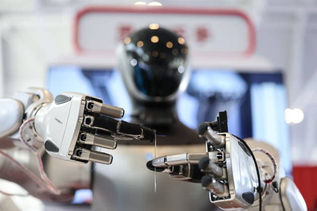 (260528) -- TIANJIN, May 28, 2026 -- A robot threads a needle at the World Intelligence Expo 2026 in Tianjin, north China, May 28, 2026. Themed Intelligence: Extensive Development Space, Sustainable Growth Driver, the World Intelligence Expo 2026 kicked off here on Thursday. ) CHINA-TIANJIN-WORLD INTELLIGENCE EXPO (CN) SunxFanyue 