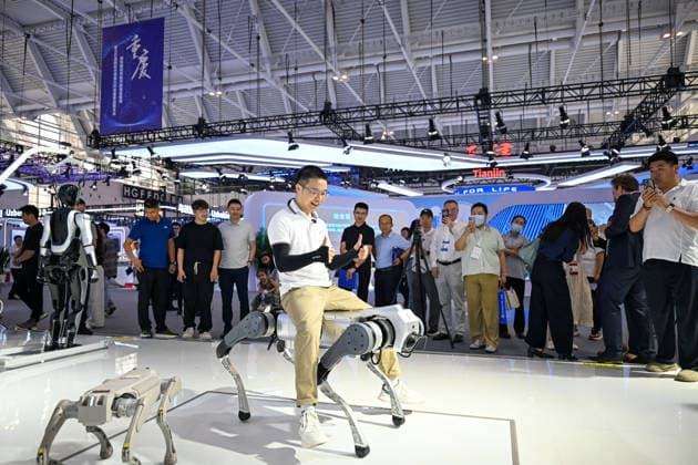 (260528) -- TIANJIN, May 28, 2026 -- Visitors watch a demonstration of the load-bearing capability of a quadruped robot at the World Intelligence Expo 2026 in Tianjin, north China, May 28, 2026. Themed Intelligence: Extensive Development Space, Sustainable Growth Driver, the World Intelligence Expo 2026 kicked off here on Thursday. ) CHINA-TIANJIN-WORLD INTELLIGENCE EXPO (CN) SunxFanyue 