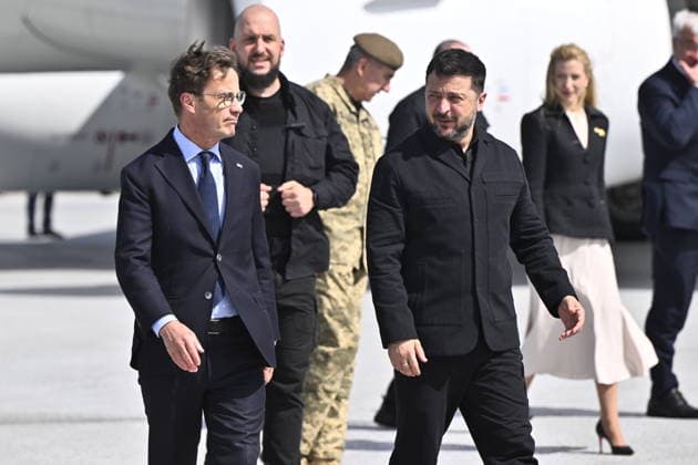 UPPSALA, SVERIGE 20260528 Ukrainas president Volodymyr Zelenskyj tas emot av Sveriges statsminister Ulf Kristersson pa Upplands flygflottilj F16 i Uppsala. UPPSALA SVERIGE x10430x *** UPPSALA, SWEDEN 20260528 Ukrainian President Volodymyr Zelenskyj is received by Swedish Prime Minister Ulf Kristersson at Uppland Air Force F16 in Uppsala UPPSALA SWEDEN x10430x  Copyright: xChristinexOlsson TTx KRISTERSSON OCH ZELENSKYJ PA UPPLANDS FLYGFLOTTILJ YTsHV8voSvI