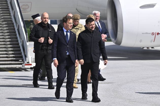 UPPSALA, SVERIGE 20260528 Ukrainas president Volodymyr Zelenskyj tas emot av Sveriges statsminister Ulf Kristersson pa Upplands flygflottilj F16 i Uppsala. UPPSALA SVERIGE x10430x *** UPPSALA, SWEDEN 20260528 Ukrainian President Volodymyr Zelenskyj is received by Swedish Prime Minister Ulf Kristersson at Uppland Air Force F16 in Uppsala UPPSALA SWEDEN x10430x  Copyright: xChristinexOlsson TTx KRISTERSSON OCH ZELENSKYJ PA UPPLANDS FLYGFLOTTILJ cYt8EpRkrJw