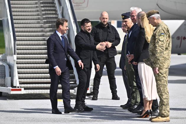 UPPSALA, SVERIGE 20260528 Ukrainas president Volodymyr Zelenskyj tas emot av Sveriges statsminister Ulf Kristersson pa Upplands flygflottilj F16 i Uppsala. UPPSALA SVERIGE x10430x *** UPPSALA, SWEDEN 20260528 Ukrainian President Volodymyr Zelenskyj is received by Swedish Prime Minister Ulf Kristersson at Uppland Air Force F16 in Uppsala UPPSALA SWEDEN x10430x  Copyright: xChristinexOlsson TTx KRISTERSSON OCH ZELENSKYJ PA UPPLANDS FLYGFLOTTILJ FCvQqdS_2H0