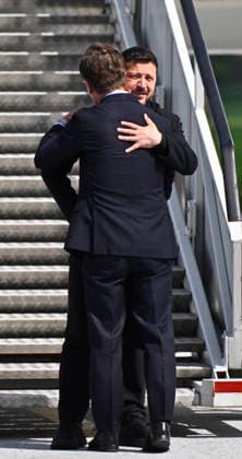 UPPSALA, SVERIGE 20260528 Ukrainas president Volodymyr Zelenskyj tas emot av Sveriges statsminister Ulf Kristersson pa Upplands flygflottilj F16 i Uppsala. UPPSALA SVERIGE x10430x *** UPPSALA, SWEDEN 20260528 Ukrainian President Volodymyr Zelenskyj is received by Swedish Prime Minister Ulf Kristersson at Uppland Air Force F16 in Uppsala UPPSALA SWEDEN x10430x  Copyright: xChristinexOlsson TTx KRISTERSSON OCH ZELENSKYJ PA UPPLANDS FLYGFLOTTILJ G9ACgifFObA