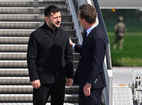 UPPSALA, SVERIGE 20260528 Ukrainas president Volodymyr Zelenskyj tas emot av Sveriges statsminister Ulf Kristersson pa Upplands flygflottilj F16 i Uppsala. UPPSALA SVERIGE x10430x *** UPPSALA, SWEDEN 20260528 Ukrainian President Volodymyr Zelenskyj is received by Swedish Prime Minister Ulf Kristersson at Uppland Air Force F16 in Uppsala UPPSALA SWEDEN x10430x  Copyright: xChristinexOlsson TTx KRISTERSSON OCH ZELENSKYJ PA UPPLANDS FLYGFLOTTILJ 4KzYQEd3yQo