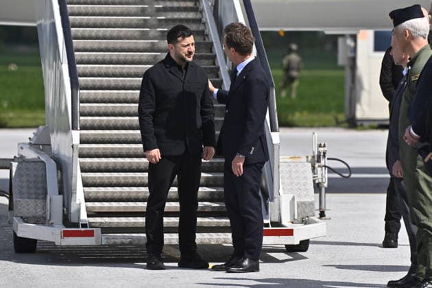 UPPSALA, SWEDEN 20260528 Ukrainian President Volodymyr Zelensky is received by Swedish Prime Minister Ulf Kristersson at the F16 air flotilla in Uppsala, Sweden on May 28, 2026. UPPSALA SWEDEN x10430x *** UPPSALA, SWEDEN 20260528 Ukrainian President Volodymyr Zelensky is received by Swedish Prime Minister Ulf Kristersson at the F16 air flotilla in Uppsala, Sweden on May 28, 2026 UPPSALA SWEDEN x10430x  Copyright: xChristinexOlsson TTx SWEDEN UKRAINE ZELENSKY VISIT QXbTfWUkyi8