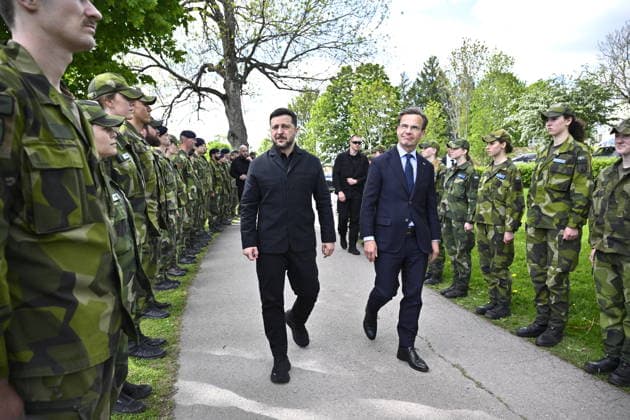 UPPSALA, SVERIGE 20260528 Ukrainas president Volodymyr Zelenskyj tas emot av Sveriges statsminister Ulf Kristersson pa Upplands flygflottilj F16 i Uppsala. UPPSALA SVERIGE x10430x *** UPPSALA, SWEDEN 20260528 Ukrainian President Volodymyr Zelenskyj is received by Swedish Prime Minister Ulf Kristersson at Uppland Air Force F16 in Uppsala UPPSALA SWEDEN x10430x  Copyright: xChristinexOlsson TTx KRISTERSSON OCH ZELENSKYJ PA UPPLANDS FLYGFLOTTILJ EkpFQ1Sz3-w