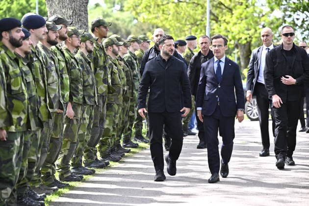 UPPSALA, SVERIGE 20260528 Ukrainas president Volodymyr Zelenskyj tas emot av Sveriges statsminister Ulf Kristersson pa Upplands flygflottilj F16 i Uppsala. UPPSALA SVERIGE x10430x *** UPPSALA, SWEDEN 20260528 Ukrainian President Volodymyr Zelenskyj is received by Swedish Prime Minister Ulf Kristersson at Uppland Air Force F16 in Uppsala UPPSALA SWEDEN x10430x  Copyright: xChristinexOlsson TTx KRISTERSSON OCH ZELENSKYJ PA UPPLANDS FLYGFLOTTILJ d07ivZ5thOY