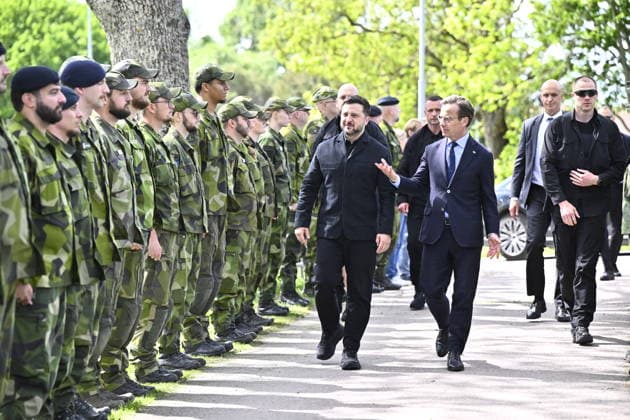 UPPSALA, SVERIGE 20260528 Ukrainas president Volodymyr Zelenskyj tas emot av Sveriges statsminister Ulf Kristersson pa Upplands flygflottilj F16 i Uppsala. UPPSALA SVERIGE x10430x *** UPPSALA, SWEDEN 20260528 Ukrainian President Volodymyr Zelenskyj is received by Swedish Prime Minister Ulf Kristersson at Uppland Air Force F16 in Uppsala UPPSALA SWEDEN x10430x  Copyright: xChristinexOlsson TTx KRISTERSSON OCH ZELENSKYJ PA UPPLANDS FLYGFLOTTILJ sTkt31RvrYk