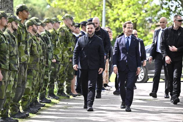 UPPSALA, SVERIGE 20260528 Ukrainas president Volodymyr Zelenskyj tas emot av Sveriges statsminister Ulf Kristersson pa Upplands flygflottilj F16 i Uppsala. UPPSALA SVERIGE x10430x *** UPPSALA, SWEDEN 20260528 Ukrainian President Volodymyr Zelenskyj is received by Swedish Prime Minister Ulf Kristersson at Uppland Air Force F16 in Uppsala UPPSALA SWEDEN x10430x  Copyright: xChristinexOlsson TTx KRISTERSSON OCH ZELENSKYJ PA UPPLANDS FLYGFLOTTILJ Vdkf7shTcnQ