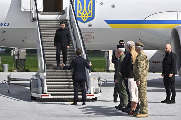 UPPSALA, SVERIGE 20260528 Ukrainas president Volodymyr Zelenskyj tas emot av Sveriges statsminister Ulf Kristersson pa Upplands flygflottilj F16 i Uppsala. UPPSALA SVERIGE x10430x *** UPPSALA, SWEDEN 20260528 Ukrainian President Volodymyr Zelenskyj is received by Swedish Prime Minister Ulf Kristersson at Uppland Air Force F16 in Uppsala UPPSALA SWEDEN x10430x  Copyright: xChristinexOlsson TTx KRISTERSSON OCH ZELENSKYJ PA UPPLANDS FLYGFLOTTILJ WfmZ8PshWEE