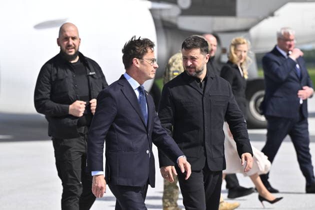 UPPSALA, SVERIGE 20260528 Ukrainas president Volodymyr Zelenskyj tas emot av Sveriges statsminister Ulf Kristersson pa Upplands flygflottilj F16 i Uppsala. UPPSALA SVERIGE x10430x *** UPPSALA, SWEDEN 20260528 Ukrainian President Volodymyr Zelenskyj is received by Swedish Prime Minister Ulf Kristersson at Uppland Air Force F16 in Uppsala UPPSALA SWEDEN x10430x  Copyright: xChristinexOlsson TTx KRISTERSSON OCH ZELENSKYJ PA UPPLANDS FLYGFLOTTILJ idAOhe1wyvE