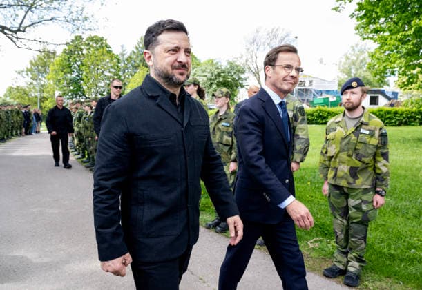 UPPSALA, SVERIGE 20260528 Ukrainas president Volodymyr Zelenskyj tas emot av Sveriges statsminister Ulf Kristersson pa Upplands flygflottilj F16 i Uppsala. UPPSALA SVERIGE x10430x *** UPPSALA, SWEDEN 20260528 Ukrainian President Volodymyr Zelenskyj is received by Swedish Prime Minister Ulf Kristersson at Uppland Air Force F16 in Uppsala UPPSALA SWEDEN x10430x  Copyright: xChristinexOlsson TTx KRISTERSSON OCH ZELENSKYJ PA UPPLANDS FLYGFLOTTILJ yKeuSUTliXs