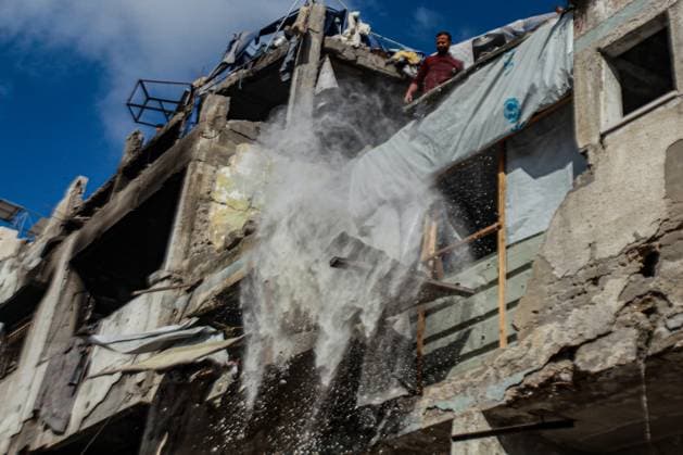 RECORD DATE NOT STATED Aftermath Of Israeli Airstrike In Gaza, Palestine Aftermath Of Israeli Airstrike In Gaza, Palestine May 28, 2026, Gaza, Palestine: Palestinians inspect the damage after an Israeli strike targeted an apartment building in the Rimal neighborhood in the northern Gaza Strip, Palestine .The targeted building and nearby tents suffered heavy destruction in the attack. Credit: Hashem Zimmo Thenews2(Foto: Hashem Zimmo Thenews2 imago images) Aftermath Of Israeli Airstrike In Gaza, Palestine  Copyright: xHashemxZimmox