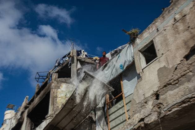 RECORD DATE NOT STATED Aftermath Of Israeli Airstrike In Gaza, Palestine Aftermath Of Israeli Airstrike In Gaza, Palestine May 28, 2026, Gaza, Palestine: Palestinians inspect the damage after an Israeli strike targeted an apartment building in the Rimal neighborhood in the northern Gaza Strip, Palestine .The targeted building and nearby tents suffered heavy destruction in the attack. Credit: Hashem Zimmo Thenews2(Foto: Hashem Zimmo Thenews2 imago images) Aftermath Of Israeli Airstrike In Gaza, Palestine  Copyright: xHashemxZimmox