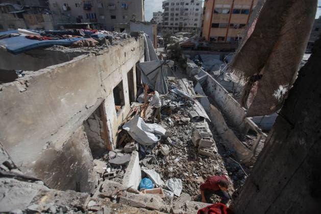RECORD DATE NOT STATED Aftermath Of Israeli Airstrike In Gaza, Palestine Aftermath Of Israeli Airstrike In Gaza, Palestine May 28, 2026, Gaza, Palestine: Palestinians inspect the damage after an Israeli strike targeted an apartment building in the Rimal neighborhood in the northern Gaza Strip, Palestine .The targeted building and nearby tents suffered heavy destruction in the attack. Credit: Hashem Zimmo Thenews2(Foto: Hashem Zimmo Thenews2 imago images) Aftermath Of Israeli Airstrike In Gaza, Palestine  Copyright: xHashemxZimmox