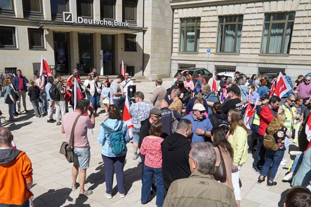 CNTV POSTBANK- Demontranten mit rot weissen Verdi Fahnen vor der Hamburger Deutsche Bank Filiale die Mitarbeiter der Postbank einer 100 Tochter der Deutschen Bank streikten heute vor der Hauptfiliale der Deutschen Bank in der Hamburger Innenstadt fuer bessere Arbeitsbedingungen 28.05.2026 Hamburg Germany *** CNTV POSTBANK demonstrators with red and white Verdi flags in front of the Deutsche Bank branch in Hamburg the employees of Postbank, a wholly owned subsidiary of Deutsche Bank, went on strike today in front of the main branch of Deutsche Bank in downtown Hamburg for better working conditions 28 05 2026 Hamburg Germany