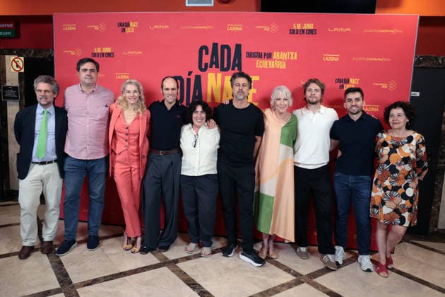 Photocall for the film Every Day a Smart Guy is Born , a comedy by Arantxa Echevarría 3I D Belén Rueda, Diego Anido, Arantxa Echevarría, Hugo Silva, Susi Sánchez and Jaime Olías pose at the photocall for the film Every Day a Smart Guy is Born , Cines Verdi, May 28, 2026, in Madrid Spain The highest-grossing director in the history of Spanish cinema and also winner of the Goya Award returns with this unbridled, thuggish and unpredictable action satire FAMOSOSOS PHOTOCALL ACTOR ACTRESS MOVIE COMEDY FILM CINEMA José Ramó Madrid Madrid Spain  Copyright: xJosÃ xRamonxHernandox 7556035