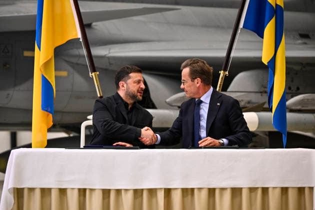 UPPSALA, SVERIGE 20260528 Sveriges statsminister Ulf Kristersson och Ukrainas president Volodymyr Zelenskyj haller en pressträff om flygsamarbete pa Upplands flygflottilj F16 i Uppsala. UPPSALA SVERIGE x10430x *** UPPSALA, SWEDEN 20260528 Swedish Prime Minister Ulf Kristersson and Ukrainian President Volodymyr Zelenskyj hold a press conference on aviation cooperation at Upplands Air Force F16 in Uppsala UPPSALA SWEDEN x10430x  Copyright: xChristinexOlsson TTx KRISTERSSON OCH ZELENSKYJ PA UPPLANDS FLYGFLOTTILJ Sps8sL536OY