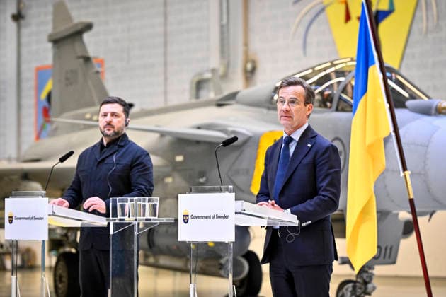 UPPSALA, SVERIGE 20260528 Ukrainas president Volodymyr Zelenskyj (tv) och Sveriges statsminister Ulf Kristersson haller en pressträff om flygsamarbete pa Upplands flygflottilj F16 i Uppsala. UPPSALA SVERIGE x10430x *** UPPSALA, SWEDEN 20260528 Ukrainian President Volodymyr Zelenskyj tv and Swedish Prime Minister Ulf Kristersson hold a press conference on aviation cooperation at Upplands Air Force F16 in Uppsala UPPSALA SWEDEN x10430x  Copyright: xChristinexOlsson TTx KRISTERSSON OCH ZELENSKYJ PA UPPLANDS FLYGFLOTTILJ 0ymIMc52OnI