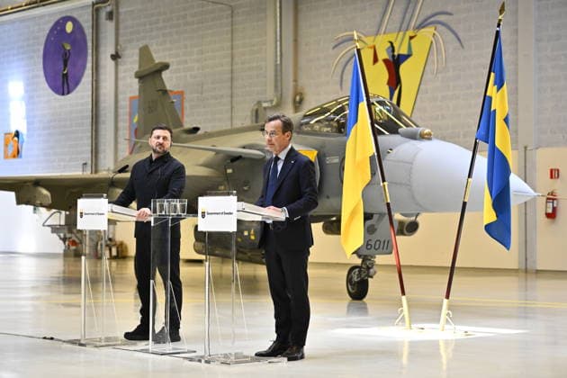 UPPSALA, SVERIGE 20260528 Ukrainas president Volodymyr Zelenskyj (tv) och Sveriges statsminister Ulf Kristersson haller en pressträff om flygsamarbete pa Upplands flygflottilj F16 i Uppsala. Sverige skänker 16 Gripenplan till Ukraina. Dessutom ska Ukraina köpa upp till 20 plan av den nya Gripen E F, enligt regeringen. UPPSALA SVERIGE x10430x *** UPPSALA, SWEDEN 20260528 Ukrainian President Volodymyr Zelenskyj tv and Swedish Prime Minister Ulf Kristersson hold a press briefing on aviation cooperation at Upplands Flygflottilj F16 in Uppsala Sweden donates 16 Gripen aircraft to Ukraine In addition, Ukraine will buy up to 20 aircraft of the new Gripen E F, according to the government UPPSALA SWEDEN x10430x  Copyright: xChristinexOlsson TTx KRISTERSSON OCH ZELENSKYJ PA UPPLANDS FLYGFLOTTILJ e3nnZm9J9qE
