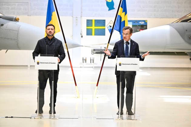 UPPSALA, SVERIGE 20260528 Ukrainas president Volodymyr Zelenskyj (tv) och Sveriges statsminister Ulf Kristersson haller en pressträff om flygsamarbete pa Upplands flygflottilj F16 i Uppsala. Sverige skänker 16 Gripenplan till Ukraina. Dessutom ska Ukraina köpa upp till 20 plan av den nya Gripen E F, enligt regeringen. UPPSALA SVERIGE x10430x *** UPPSALA, SWEDEN 20260528 Ukrainian President Volodymyr Zelenskyj tv and Swedish Prime Minister Ulf Kristersson hold a press briefing on aviation cooperation at Upplands Flygflottilj F16 in Uppsala Sweden donates 16 Gripen aircraft to Ukraine In addition, Ukraine will buy up to 20 aircraft of the new Gripen E F, according to the government UPPSALA SWEDEN x10430x  Copyright: xChristinexOlsson TTx KRISTERSSON OCH ZELENSKYJ PA UPPLANDS FLYGFLOTTILJ glbrT1WkzQk