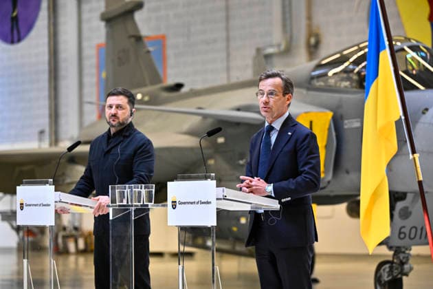 UPPSALA, SVERIGE 20260528 Ukrainas president Volodymyr Zelenskyj (tv) och Sveriges statsminister Ulf Kristersson haller en pressträff om flygsamarbete pa Upplands flygflottilj F16 i Uppsala. Sverige skänker 16 Gripenplan till Ukraina. Dessutom ska Ukraina köpa upp till 20 plan av den nya Gripen E F, enligt regeringen. UPPSALA SVERIGE x10430x *** UPPSALA, SWEDEN 20260528 Ukrainian President Volodymyr Zelenskyj tv and Swedish Prime Minister Ulf Kristersson hold a press briefing on aviation cooperation at Upplands Flygflottilj F16 in Uppsala Sweden donates 16 Gripen aircraft to Ukraine In addition, Ukraine will buy up to 20 aircraft of the new Gripen E F, according to the government UPPSALA SWEDEN x10430x  Copyright: xChristinexOlsson TTx KRISTERSSON OCH ZELENSKYJ PA UPPLANDS FLYGFLOTTILJ svwXD5DiuOg