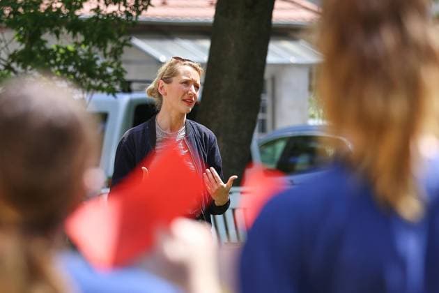 Berlin, Deutschland, 28.05.2026: Lichtenberg: Verdi-Protest gegen die geplante Krankenkassenreform: Ines Schwerdtner (Linke) ist bei den Protesten vor Ort. Am Sana Klinikum Lichtenberg findet die Aktion Rote Karten für Frau Warken statt. *** Berlin, Germany, 28 05 2026 Lichtenberg Verdi protest against the planned health insurance reform Ines Schwerdtner Linke is on site at the protests The Red Cards for Ms. Warken action is taking place at Sana Klinikum Lichtenberg Copyright: xdtsxNachrichtenagenturx dts_121068