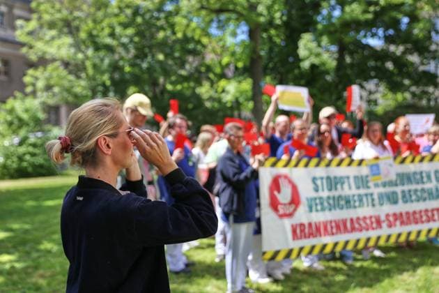 Berlin, Deutschland, 28.05.2026: Lichtenberg: Verdi-Protest gegen die geplante Krankenkassenreform: Ines Schwerdtner (Linke) ist bei den Protesten vor Ort. Am Sana Klinikum Lichtenberg findet die Aktion Rote Karten für Frau Warken statt. *** Berlin, Germany, 28 05 2026 Lichtenberg Verdi protest against the planned health insurance reform Ines Schwerdtner Linke is on site at the protests The Red Cards for Ms. Warken action is taking place at Sana Klinikum Lichtenberg Copyright: xdtsxNachrichtenagenturx dts_121069