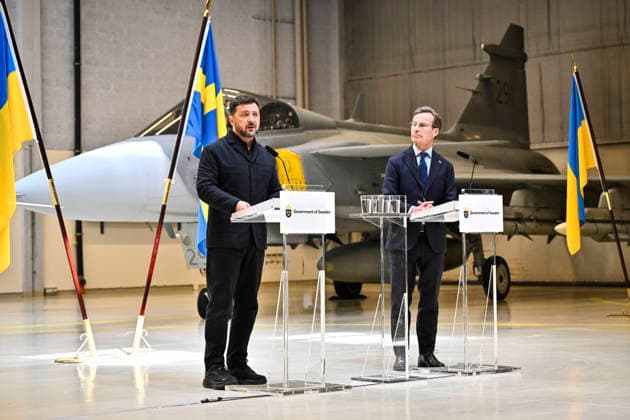 UPPSALA, SWEDEN 20260528 Ukrainian President Volodymyr Zelensky (left) and Swedish Prime Minister Ulf Kristersson give a joint news conference on at the F16 air flotilla in Uppsala, Sweden on May 28, 2026. Sweden is donating 16 Gripen aircraft to Ukraine. Furthermore, Ukraine is to purchase up to 20 planes of the new Gripen E F model, according to the Swedish government. UPPSALA SWEDEN x10430x *** UPPSALA, SWEDEN 20260528 Ukrainian President Volodymyr Zelensky left and Swedish Prime Minister Ulf Kristersson give a joint news conference on at the F16 air flotilla in Uppsala, Sweden on May 28, 2026 Sweden is donating 16 Gripen aircraft to Ukraine Furthermore, Ukraine is to purchase up to 20 planes of the new Gripen E F model, according to  Copyright: xChristinexOlsson TTx SWEDEN UKRAINE ZELENSKY VISIT YAJgzNv7oFk