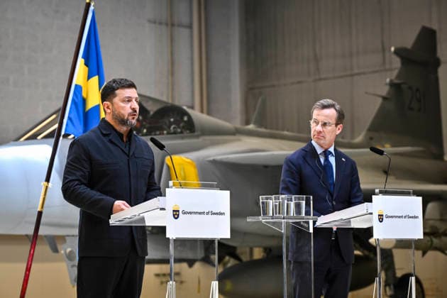 UPPSALA, SWEDEN 20260528 Ukrainian President Volodymyr Zelensky (left) and Swedish Prime Minister Ulf Kristersson give a joint news conference on at the F16 air flotilla in Uppsala, Sweden on May 28, 2026. Sweden is donating 16 Gripen aircraft to Ukraine. Furthermore, Ukraine is to purchase up to 20 planes of the new Gripen E F model, according to the Swedish government. UPPSALA SWEDEN x10430x *** UPPSALA, SWEDEN 20260528 Ukrainian President Volodymyr Zelensky left and Swedish Prime Minister Ulf Kristersson give a joint news conference on at the F16 air flotilla in Uppsala, Sweden on May 28, 2026 Sweden is donating 16 Gripen aircraft to Ukraine Furthermore, Ukraine is to purchase up to 20 planes of the new Gripen E F model, according to  Copyright: xChristinexOlsson TTx SWEDEN UKRAINE ZELENSKY VISIT McEq8m8BRuQ