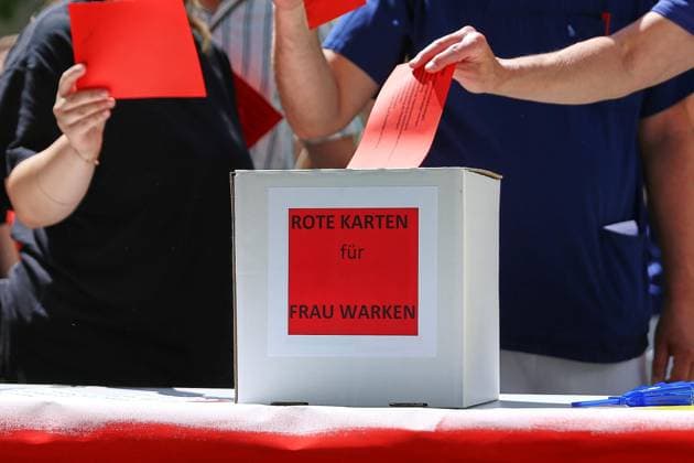 Berlin, Deutschland, 28.05.2026: Lichtenberg: Verdi-Protest gegen die geplante Krankenkassenreform: Menschen stecken rote Karten in eine Box mit der Aufschrift: Rote Karten für Frau Warken . Am Sana Klinikum Lichtenberg findet die Aktion Rote Karten für Frau Warken statt. *** Berlin, Germany, 28 05 2026 Lichtenberg Verdi protest against the planned health insurance reform People put red cards in a box with the inscription Rote Karten für Frau Warken At the Sana Klinikum Lichtenberg the action Rote Karten für Frau Warken takes place Copyright: xdtsxNachrichtenagenturx dts_121072