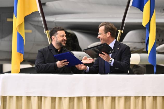UPPSALA, SWEDEN 20260528 Ukrainian President Volodymyr Zelensky (left) and Swedish Prime Minister Ulf Kristersson give a joint news conference on at the F16 air flotilla in Uppsala, Sweden on May 28, 2026. Sweden is donating 16 Gripen aircraft to Ukraine. Furthermore, Ukraine is to purchase up to 20 planes of the new Gripen E F model, according to the Swedish government. UPPSALA SWEDEN x10430x *** UPPSALA, SWEDEN 20260528 Ukrainian President Volodymyr Zelensky left and Swedish Prime Minister Ulf Kristersson give a joint news conference on at the F16 air flotilla in Uppsala, Sweden on May 28, 2026 Sweden is donating 16 Gripen aircraft to Ukraine Furthermore, Ukraine is to purchase up to 20 planes of the new Gripen E F model, according to  Copyright: xChristinexOlsson TTx SWEDEN UKRAINE ZELENSKY VISIT 1NrTB5u--Vc