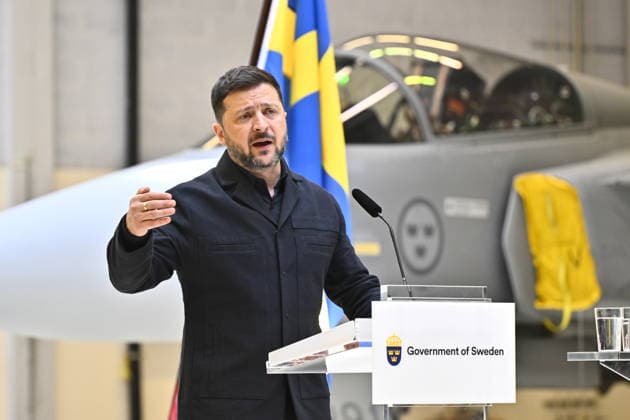 UPPSALA, SWEDEN 20260528 Ukrainian President Volodymyr Zelensky (left) and Swedish Prime Minister Ulf Kristersson give a joint news conference on at the F16 air flotilla in Uppsala, Sweden on May 28, 2026. Sweden is donating 16 Gripen aircraft to Ukraine. Furthermore, Ukraine is to purchase up to 20 planes of the new Gripen E F model, according to the Swedish government. UPPSALA SWEDEN x10430x *** UPPSALA, SWEDEN 20260528 Ukrainian President Volodymyr Zelensky left and Swedish Prime Minister Ulf Kristersson give a joint news conference on at the F16 air flotilla in Uppsala, Sweden on May 28, 2026 Sweden is donating 16 Gripen aircraft to Ukraine Furthermore, Ukraine is to purchase up to 20 planes of the new Gripen E F model, according to  Copyright: xChristinexOlsson TTx SWEDEN UKRAINE ZELENSKY VISIT uwU8WTT9wIw