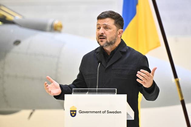 UPPSALA, SWEDEN 20260528 Ukrainian President Volodymyr Zelensky (pictured) and Swedish Prime Minister Ulf Kristersson give a joint news conference on at the F16 air flotilla in Uppsala, Sweden on May 28, 2026. Sweden is donating 16 Gripen aircraft to Ukraine. Furthermore, Ukraine is to purchase up to 20 planes of the new Gripen E F model, according to the Swedish government. UPPSALA SWEDEN x10430x *** UPPSALA, SWEDEN 20260528 Ukrainian President Volodymyr Zelensky pictured and Swedish Prime Minister Ulf Kristersson give a joint news conference on at the F16 air flotilla in Uppsala, Sweden on May 28, 2026 Sweden is donating 16 Gripen aircraft to Ukraine Furthermore, Ukraine is to purchase up to 20 planes of the new Gripen E F model, accor  Copyright: xChristinexOlsson TTx SWEDEN UKRAINE ZELENSKY VISIT D8fBAjILiFY