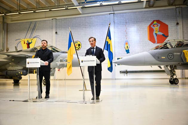 UPPSALA, SWEDEN 20260528 Ukrainian President Volodymyr Zelensky (left) and Swedish Prime Minister Ulf Kristersson give a joint news conference on at the F16 air flotilla in Uppsala, Sweden on May 28, 2026. Sweden is donating 16 Gripen aircraft to Ukraine. Furthermore, Ukraine is to purchase up to 20 planes of the new Gripen E F model, according to the Swedish government. UPPSALA SWEDEN x10430x *** UPPSALA, SWEDEN 20260528 Ukrainian President Volodymyr Zelensky left and Swedish Prime Minister Ulf Kristersson give a joint news conference on at the F16 air flotilla in Uppsala, Sweden on May 28, 2026 Sweden is donating 16 Gripen aircraft to Ukraine Furthermore, Ukraine is to purchase up to 20 planes of the new Gripen E F model, according to  Copyright: xChristinexOlsson TTx SWEDEN UKRAINE ZELENSKY VISIT p6KCWgXn6cA