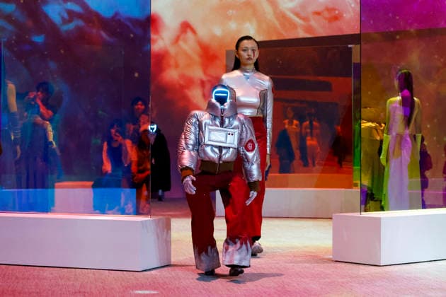 Humanoid robots take over the runway at Seoul s new enter-tech venue in South Korea Humanoid robots and models perform on the runway during a robot fashion show at Galaxy Robot Park in Seoul, South Korea, on May 28, 2026. Galaxy Corporation, the entertainment firm behind K-pop stars including G-Dragon and Taemin, opened the park on May 15 as what it describes as the world s first robot-themed entertainment venue, where humanoid robots perform choreographed concerts, drawing demonstrations and fashion shows as part of its enter-tech concept blending robotics with K-pop culture. Seoul South Korea  Copyright: xMatrixxImages JungxUi-Chelx