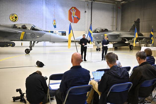 UPPSALA, SWEDEN 20260528 Ukrainian President Volodymyr Zelensky (left) and Swedish Prime Minister Ulf Kristersson give a joint news conference on at the F16 air flotilla in Uppsala, Sweden on May 28, 2026. Sweden is donating 16 Gripen aircraft to Ukraine. Furthermore, Ukraine is to purchase up to 20 planes of the new Gripen E F model, according to the Swedish government. UPPSALA SWEDEN x10430x *** UPPSALA, SWEDEN 20260528 Ukrainian President Volodymyr Zelensky left and Swedish Prime Minister Ulf Kristersson give a joint news conference on at the F16 air flotilla in Uppsala, Sweden on May 28, 2026 Sweden is donating 16 Gripen aircraft to Ukraine Furthermore, Ukraine is to purchase up to 20 planes of the new Gripen E F model, according to  Copyright: xChristinexOlsson TTx SWEDEN UKRAINE ZELENSKY VISIT MxgTrToTX_o
