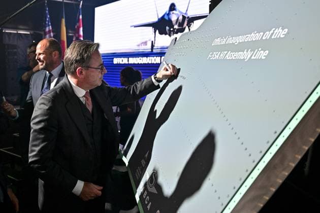Prime Minister Bart De Wever signs a wing of the F35 during the official opening of the new production line dedicated to the F-35 program of aerospace company Sonaca, on Thursday 28 May 2026 in Sonacas site in Gosselies, Charleroi.  DIRKxWAEM 175257543
