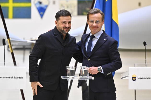 UPPSALA, SWEDEN 20260528 Ukrainian President Volodymyr Zelensky (left) and Swedish Prime Minister Ulf Kristersson give a joint news conference on at the F16 air flotilla in Uppsala, Sweden on May 28, 2026. Sweden is donating 16 Gripen aircraft to Ukraine. Furthermore, Ukraine is to purchase up to 20 planes of the new Gripen E F model, according to the Swedish government. UPPSALA SWEDEN x10430x *** UPPSALA, SWEDEN 20260528 Ukrainian President Volodymyr Zelensky left and Swedish Prime Minister Ulf Kristersson give a joint news conference on at the F16 air flotilla in Uppsala, Sweden on May 28, 2026 Sweden is donating 16 Gripen aircraft to Ukraine Furthermore, Ukraine is to purchase up to 20 planes of the new Gripen E F model, according to  Copyright: xChristinexOlsson TTx SWEDEN UKRAINE ZELENSKY VISIT k4w9bXFYuWA