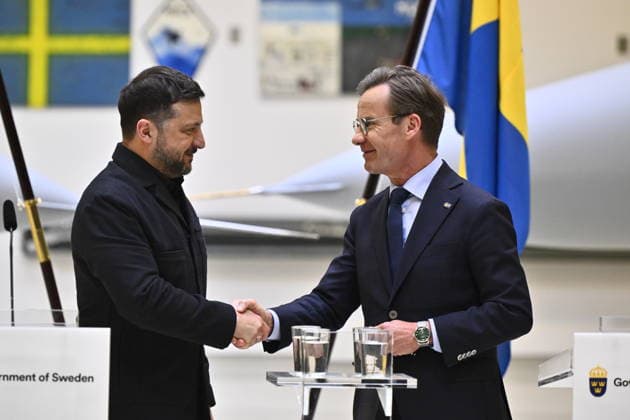 UPPSALA, SWEDEN 20260528 Ukrainian President Volodymyr Zelensky (left) and Swedish Prime Minister Ulf Kristersson give a joint news conference on at the F16 air flotilla in Uppsala, Sweden on May 28, 2026. Sweden is donating 16 Gripen aircraft to Ukraine. Furthermore, Ukraine is to purchase up to 20 planes of the new Gripen E F model, according to the Swedish government. UPPSALA SWEDEN x10430x *** UPPSALA, SWEDEN 20260528 Ukrainian President Volodymyr Zelensky left and Swedish Prime Minister Ulf Kristersson give a joint news conference on at the F16 air flotilla in Uppsala, Sweden on May 28, 2026 Sweden is donating 16 Gripen aircraft to Ukraine Furthermore, Ukraine is to purchase up to 20 planes of the new Gripen E F model, according to  Copyright: xChristinexOlsson TTx SWEDEN UKRAINE ZELENSKY VISIT NGjdbUUPecc