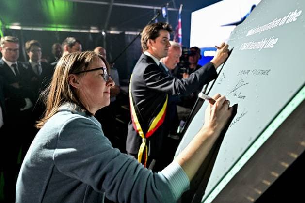 British ambassador to Belgium Anne Sherriff signs a rear wing of the F35 during the official opening of the new production line dedicated to the F-35 program of aerospace company Sonaca, on Thursday 28 May 2026 in Sonacas site in Gosselies, Charleroi.  DIRKxWAEM 175257591