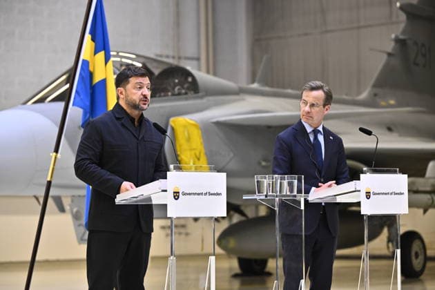 UPPSALA, SWEDEN 20260528 Ukrainian President Volodymyr Zelensky (left) and Swedish Prime Minister Ulf Kristersson give a joint news conference on at the F16 air flotilla in Uppsala, Sweden on May 28, 2026. Sweden is donating 16 Gripen aircraft to Ukraine. Furthermore, Ukraine is to purchase up to 20 planes of the new Gripen E F model, according to the Swedish government. UPPSALA SWEDEN x10430x *** UPPSALA, SWEDEN 20260528 Ukrainian President Volodymyr Zelensky left and Swedish Prime Minister Ulf Kristersson give a joint news conference on at the F16 air flotilla in Uppsala, Sweden on May 28, 2026 Sweden is donating 16 Gripen aircraft to Ukraine Furthermore, Ukraine is to purchase up to 20 planes of the new Gripen E F model, according to  Copyright: xChristinexOlsson TTx SWEDEN UKRAINE ZELENSKY VISIT aO8LrZxqiVs