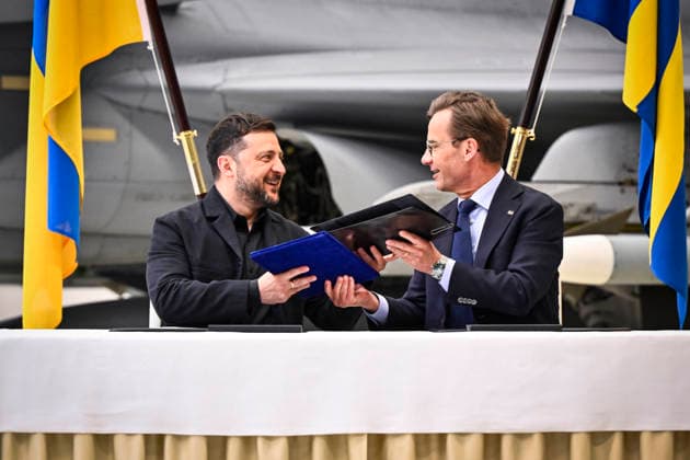 UPPSALA, SWEDEN 20260528 Ukrainian President Volodymyr Zelensky (left) and Swedish Prime Minister Ulf Kristersson give a joint news conference on at the F16 air flotilla in Uppsala, Sweden on May 28, 2026. Sweden is donating 16 Gripen aircraft to Ukraine. Furthermore, Ukraine is to purchase up to 20 planes of the new Gripen E F model, according to the Swedish government. UPPSALA SWEDEN x10430x *** UPPSALA, SWEDEN 20260528 Ukrainian President Volodymyr Zelensky left and Swedish Prime Minister Ulf Kristersson give a joint news conference on at the F16 air flotilla in Uppsala, Sweden on May 28, 2026 Sweden is donating 16 Gripen aircraft to Ukraine Furthermore, Ukraine is to purchase up to 20 planes of the new Gripen E F model, according to  Copyright: xChristinexOlsson TTx SWEDEN UKRAINE ZELENSKY VISIT g67JXfukqrE