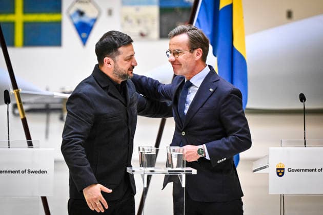 UPPSALA, SWEDEN 20260528 Ukrainian President Volodymyr Zelensky (left) and Swedish Prime Minister Ulf Kristersson give a joint news conference on at the F16 air flotilla in Uppsala, Sweden on May 28, 2026. Sweden is donating 16 Gripen aircraft to Ukraine. Furthermore, Ukraine is to purchase up to 20 planes of the new Gripen E F model, according to the Swedish government. UPPSALA SWEDEN x10430x *** UPPSALA, SWEDEN 20260528 Ukrainian President Volodymyr Zelensky left and Swedish Prime Minister Ulf Kristersson give a joint news conference on at the F16 air flotilla in Uppsala, Sweden on May 28, 2026 Sweden is donating 16 Gripen aircraft to Ukraine Furthermore, Ukraine is to purchase up to 20 planes of the new Gripen E F model, according to  Copyright: xChristinexOlsson TTx SWEDEN UKRAINE ZELENSKY VISIT uRE7hVgeA6I