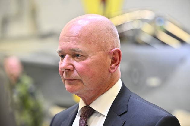 UPPSALA, SVERIGE 20260528 Saab:s vd Micael Johansson pa plats da Sveriges statsminister Ulf Kristersson och Ukrainas president Volodymyr Zelenskyj möts om flygsamarbete pa Upplands flygflottilj F16 i Uppsala. Sverige skänker 16 Gripenplan till Ukraina. Dessutom ska Ukraina köpa upp till 20 plan av den nya Gripen E F, enligt regeringen. UPPSALA SVERIGE x10430x *** UPPSALA, SWEDEN 20260528 Saab CEO Micael Johansson on hand as Swedish Prime Minister Ulf Kristersson and Ukrainian President Volodymyr Zelenskyj meet on aviation cooperation at Upplands Air Force F16 in Uppsala Sweden donates 16 Gripen aircraft to Ukraine In addition, Ukraine will buy up to 20 of the new Gripen E F, according to the government UPPSALA SWEDEN x10430x  Copyright: xChristinexOlsson TTx KRISTERSSON OCH ZELENSKYJ PA UPPLANDS FLYGFLOTTILJ mKqEo5zVmfg