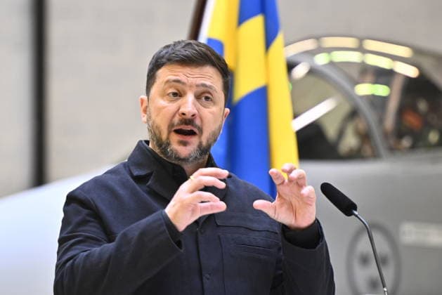 UPPSALA, SWEDEN 20260528 Ukrainian President Volodymyr Zelensky (left) and Swedish Prime Minister Ulf Kristersson give a joint news conference on at the F16 air flotilla in Uppsala, Sweden on May 28, 2026. Sweden is donating 16 Gripen aircraft to Ukraine. Furthermore, Ukraine is to purchase up to 20 planes of the new Gripen E F model, according to the Swedish government. UPPSALA SWEDEN x10430x *** UPPSALA, SWEDEN 20260528 Ukrainian President Volodymyr Zelensky left and Swedish Prime Minister Ulf Kristersson give a joint news conference on at the F16 air flotilla in Uppsala, Sweden on May 28, 2026 Sweden is donating 16 Gripen aircraft to Ukraine Furthermore, Ukraine is to purchase up to 20 planes of the new Gripen E F model, according to  Copyright: xChristinexOlsson TTx SWEDEN UKRAINE ZELENSKY VISIT 0UfzBHf6JDU