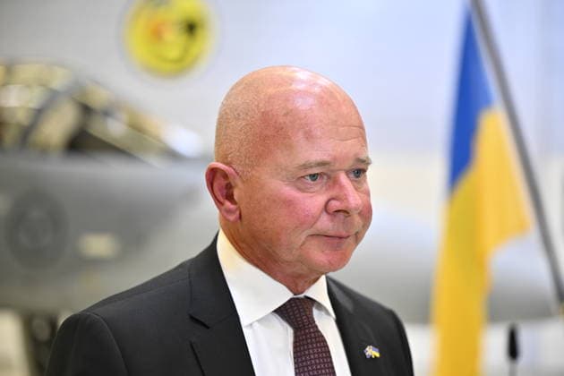 UPPSALA, SVERIGE 20260528 Saab:s vd Micael Johansson pa plats da Sveriges statsminister Ulf Kristersson och Ukrainas president Volodymyr Zelenskyj möts om flygsamarbete pa Upplands flygflottilj F16 i Uppsala. Sverige skänker 16 Gripenplan till Ukraina. Dessutom ska Ukraina köpa upp till 20 plan av den nya Gripen E F, enligt regeringen. UPPSALA SVERIGE x10430x *** UPPSALA, SWEDEN 20260528 Saab CEO Micael Johansson on hand as Swedish Prime Minister Ulf Kristersson and Ukrainian President Volodymyr Zelenskyj meet on aviation cooperation at Upplands Air Force F16 in Uppsala Sweden donates 16 Gripen aircraft to Ukraine In addition, Ukraine will buy up to 20 aircraft of the new Gripen E F, according to the government UPPSALA SWEDEN x10430  Copyright: xChristinexOlsson TTx KRISTERSSON OCH ZELENSKYJ PA UPPLANDS FLYGFLOTTILJ S2VeausZH8A