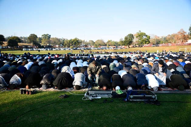 May 28, 2026, Pretoria, Gauteng, South Africa: Thousands of Muslims from Pretoria participated in Eid al-Adha celebrations in Laudium ,on May 28, 2026, in Pretoria,South Africa . The Festival of Sacrifice commemorates Prophet Ibrahim™s unwavering devotion to God, honoring his willingness to sacrifice his son Ismail as an act of obedience. Pretoria South Africa - ZUMAd214 20260528_znp_d214_006 Copyright: xManashxDasx